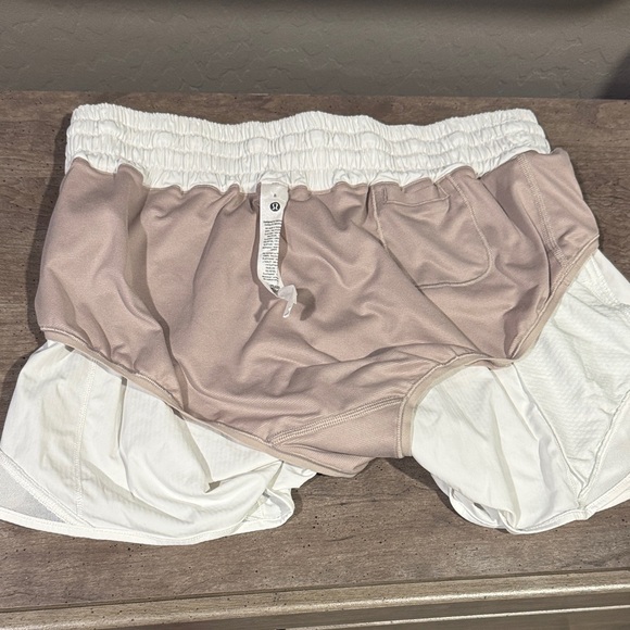 lululemon athletica hotty hot White Shorts - Picture 3 of 3